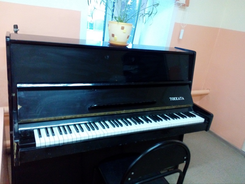 Пианино в кабинете музыки и технологии