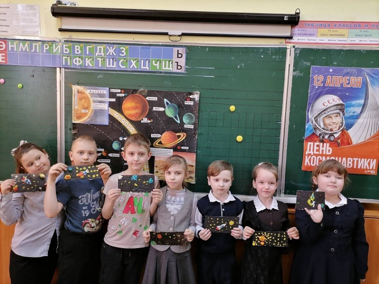 В школе проходят тематические мероприятия, посвященные Дню космонавтики.